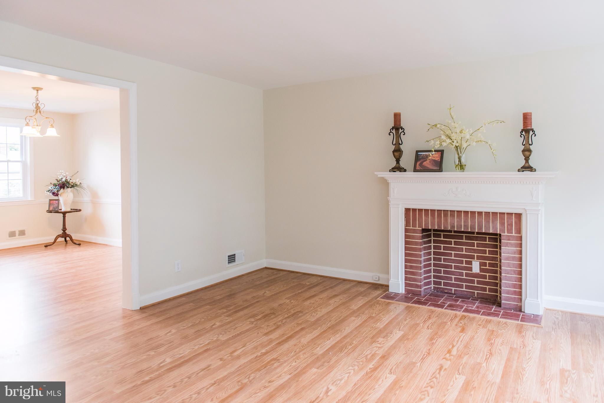 441 Whitfield Road Catonsville, MD 21228 - Photo 5 of 30 Living Room