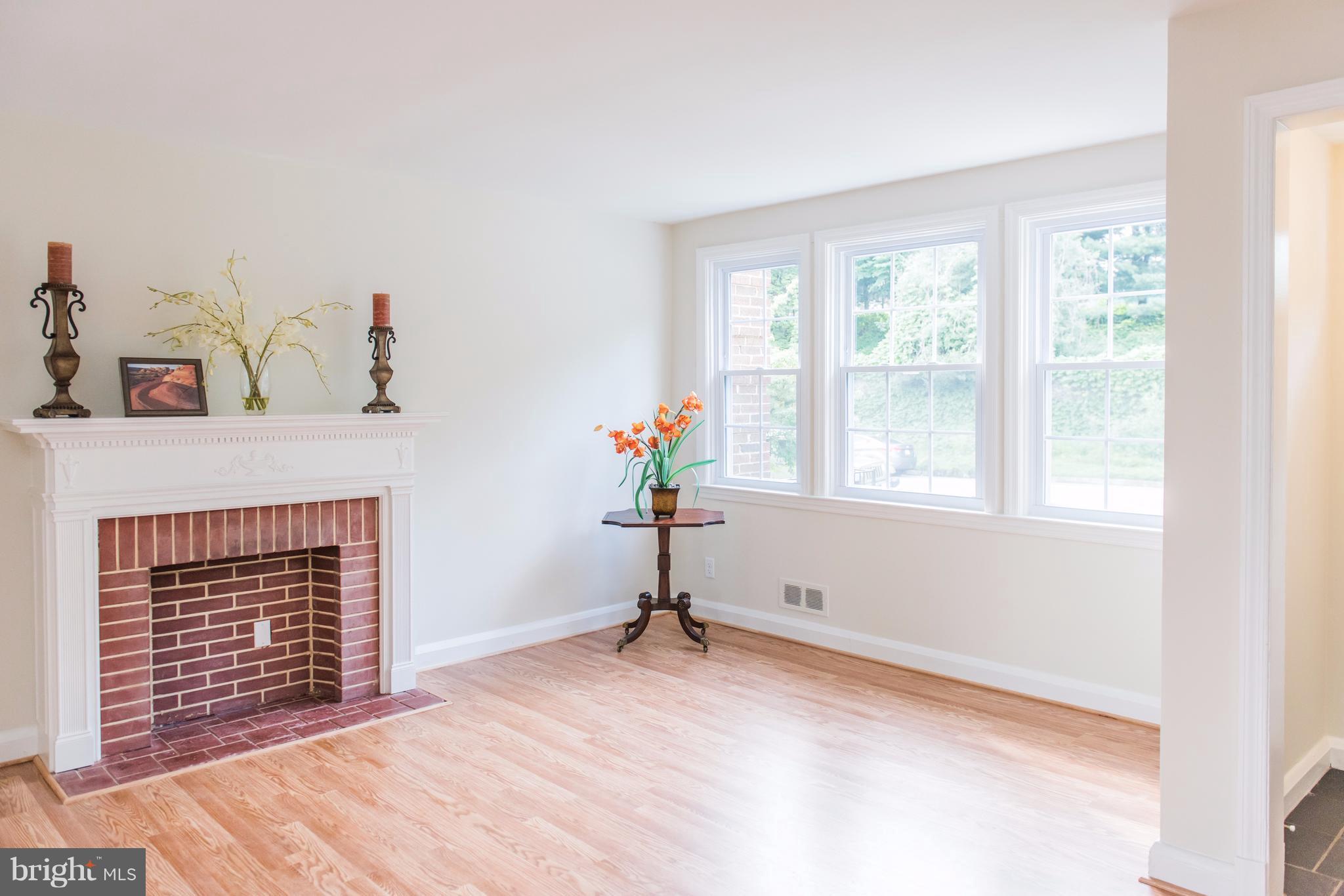 441 Whitfield Road Catonsville, MD 21228 - Photo 6 of 30 Living Room