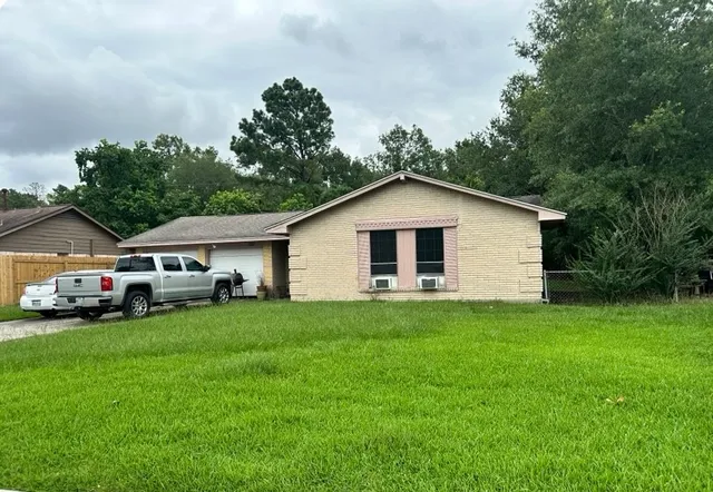 a view of a yard in front of house