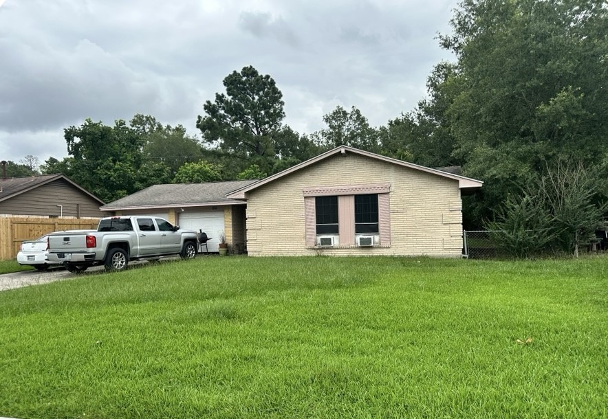 a view of a yard in front of house