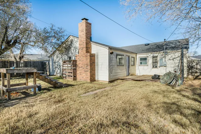 a view of a house with backyard