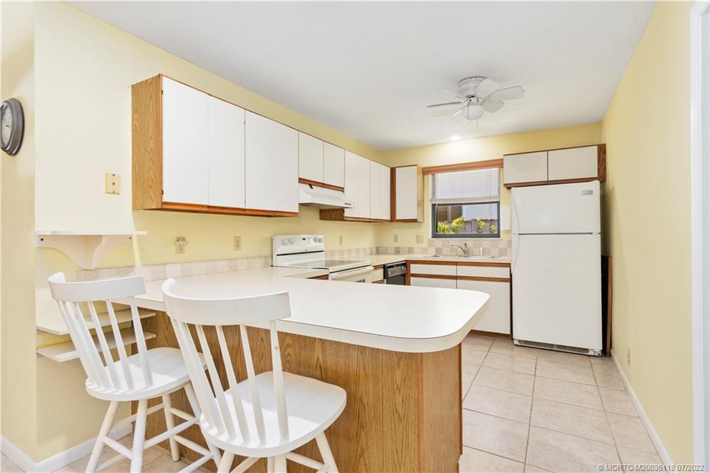 6870 Southeast Raintree Avenue Stuart, FL 34997 - Photo 9 of 28 Kitchen