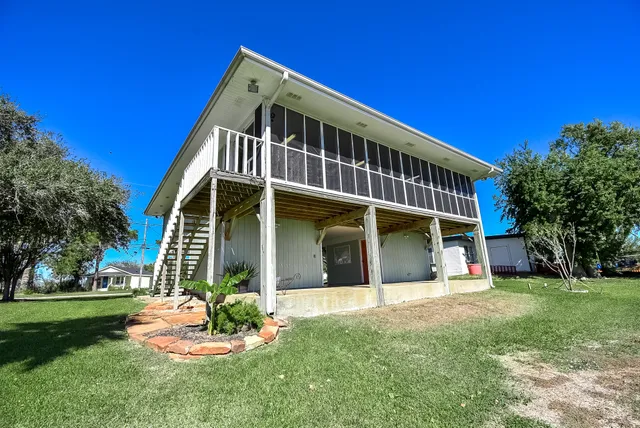 $349,000 | 317 East Bayshore Drive, Palacios, TX 77465