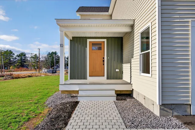 $699,900 | 10 Nicklaus Lane, Westbrook, ME 04092