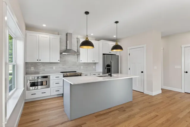 $699,900 | 10 Nicklaus Lane, Westbrook, ME 04092