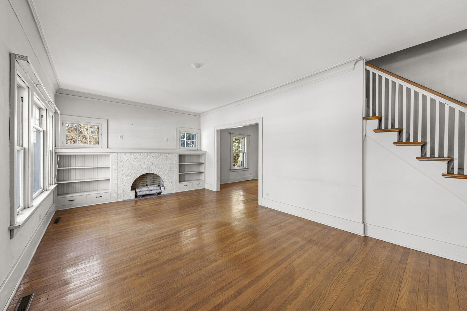 531 Delles Road Wheaton, IL 60187 - Photo 4 of 32 Gallery Image 4