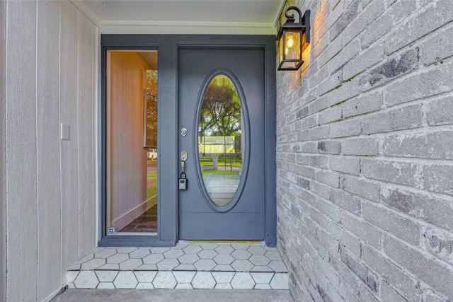 a view of door with entryway