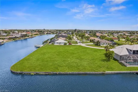 $689,444 | 2701 Southwest 30th Terrace, Cape Coral, FL 33914