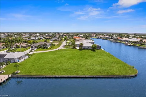 $689,444 | 2701 Southwest 30th Terrace, Cape Coral, FL 33914