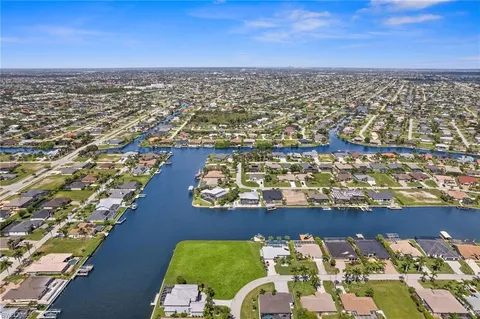 $1,099,798 | 2701 Southwest 30th Terrace, Cape Coral, FL 33914