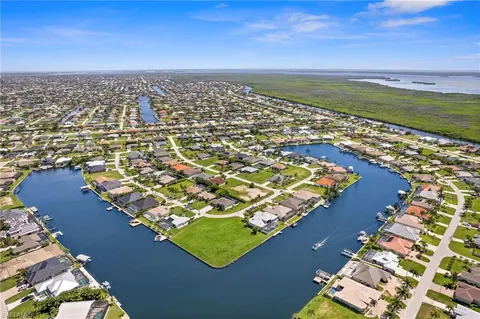$689,444 | 2701 Southwest 30th Terrace, Cape Coral, FL 33914