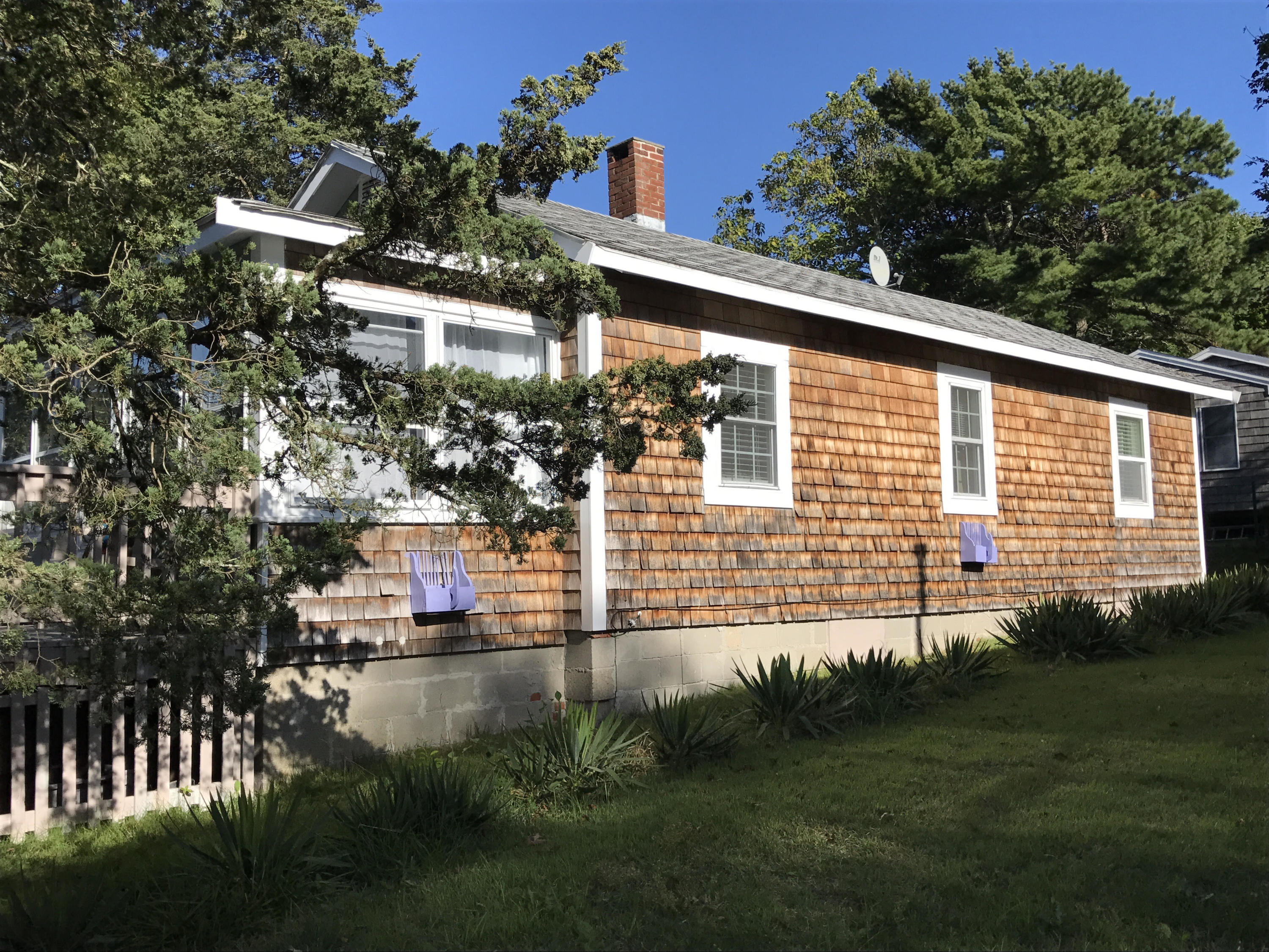 31 Agawam Beach Road Wareham, MA 02571 - Photo 4 of 14 a front view of a house with a yard