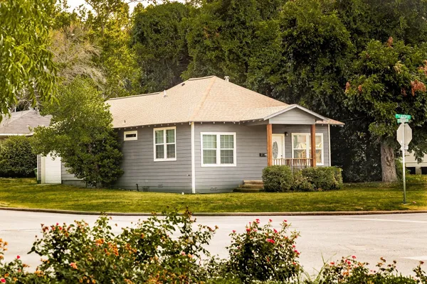 a view of a house with a yard