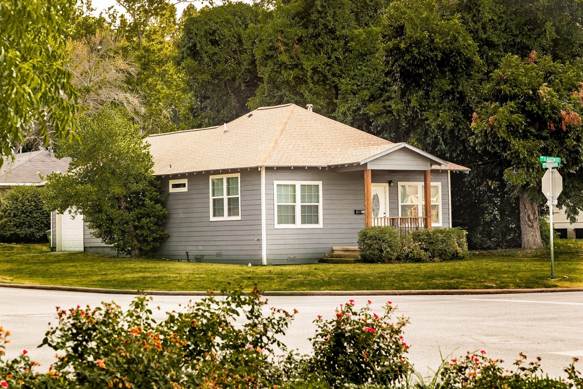 a view of a house with a yard
