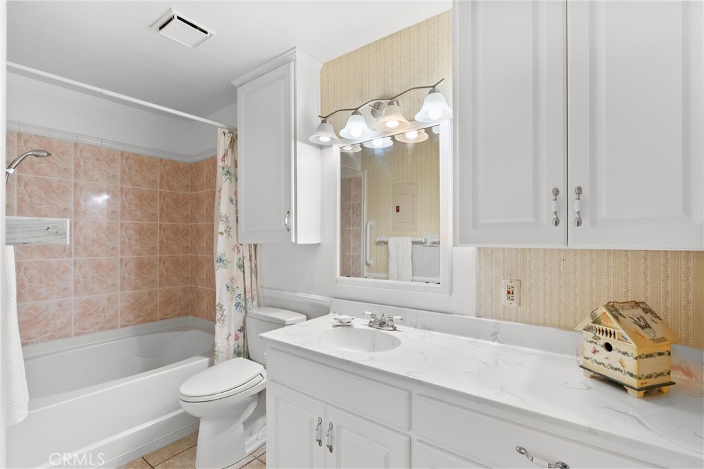 12620 Briarglen Loop, Unit K Stanton, CA 90680 - Photo 22 of 28 Large oval tub.