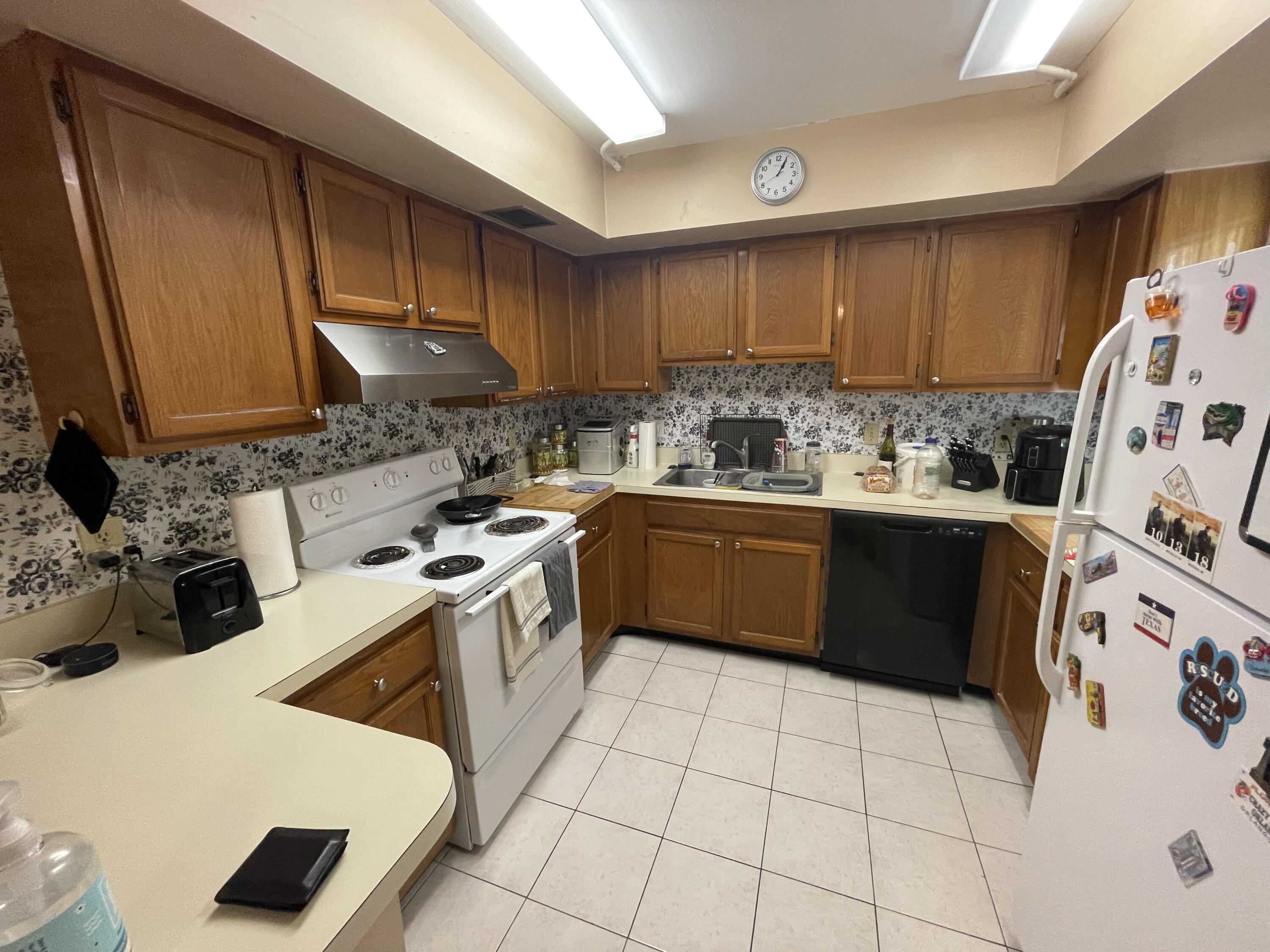 2323 Linton Ridge Circle, Unit D7 Delray Beach, FL 33444 - Photo 2 of 9 IMG_5106