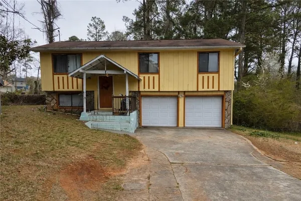 a view of a house with a yard