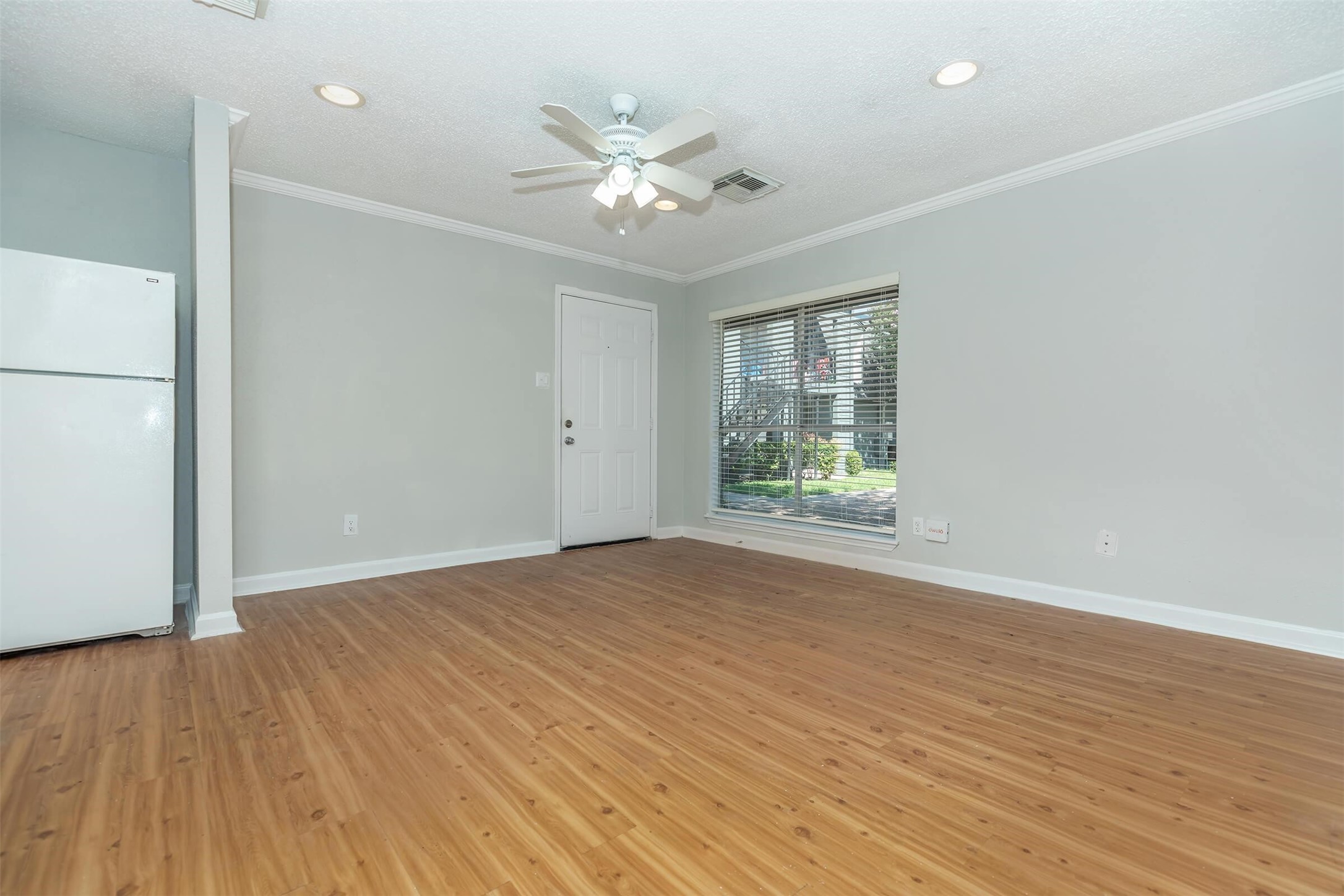 3001 Hillcroft Street, Unit G0608 Houston, TX 77057 - Photo 33 of 50 a view of an empty room with wooden floor and a window
