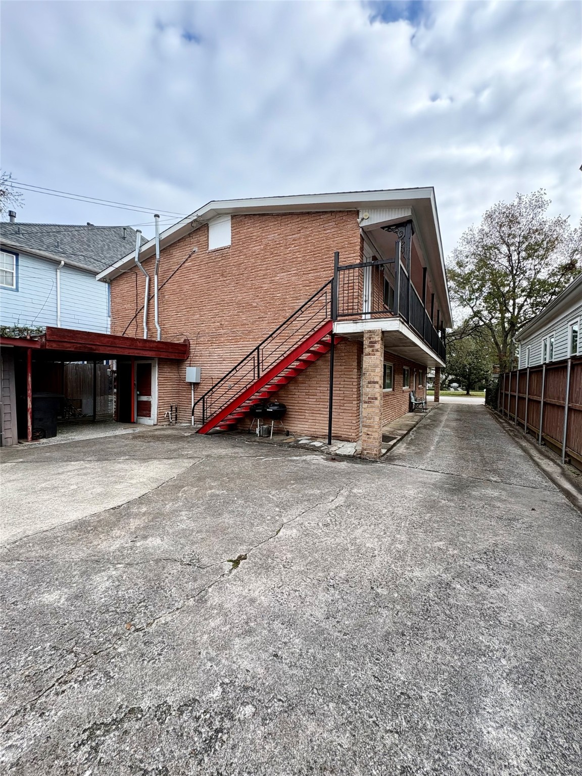 907 Heights Boulevard Houston, TX 77008 - Photo 5 of 10 a view of a house with a yard