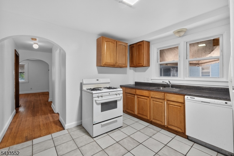 1231 Union Street Linden, NJ 07036 - Photo 10 of 32