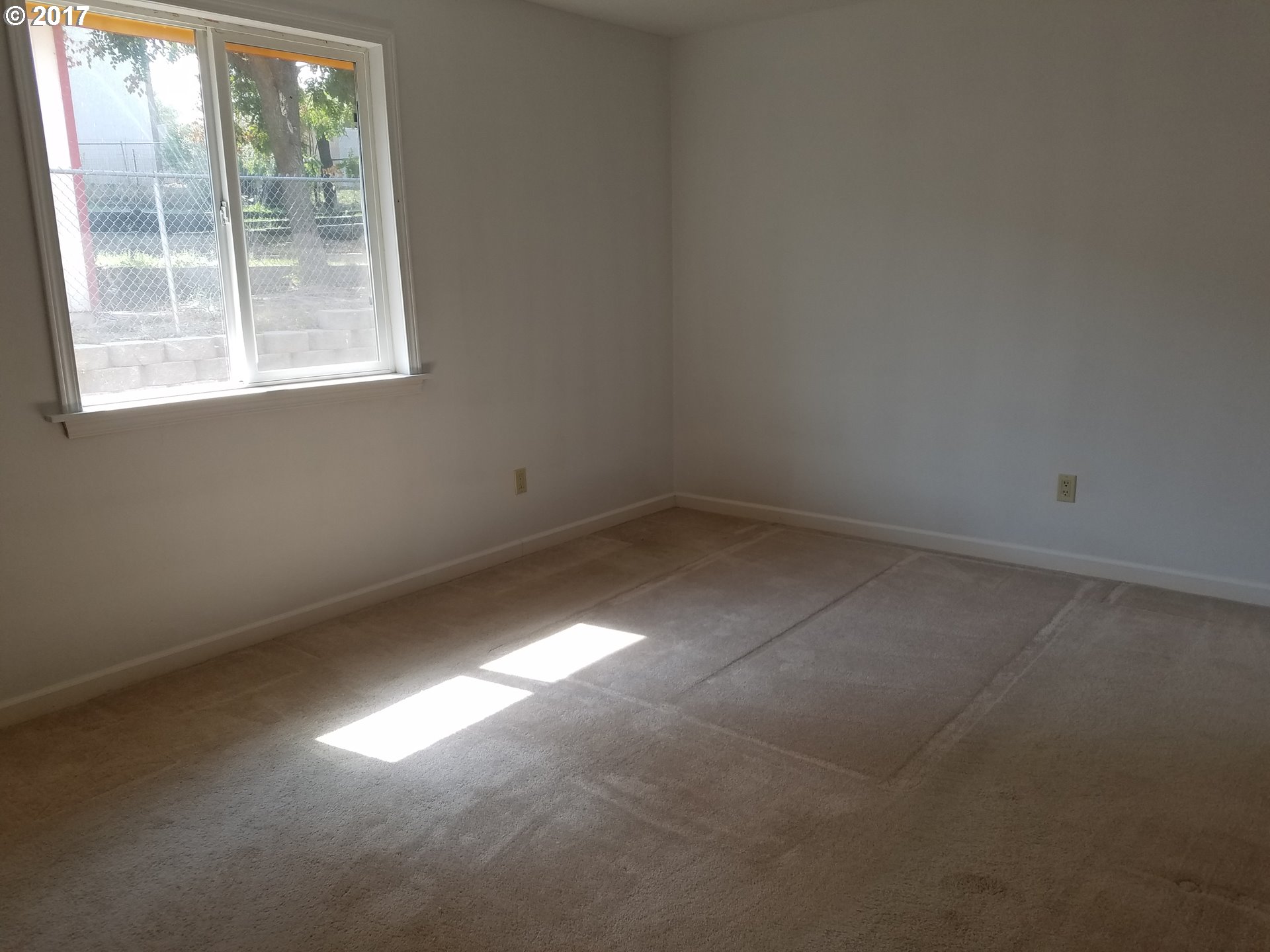 819 Southwest 9th Street Pendleton, OR 97801 - Photo 11 of 20 an empty room with a window