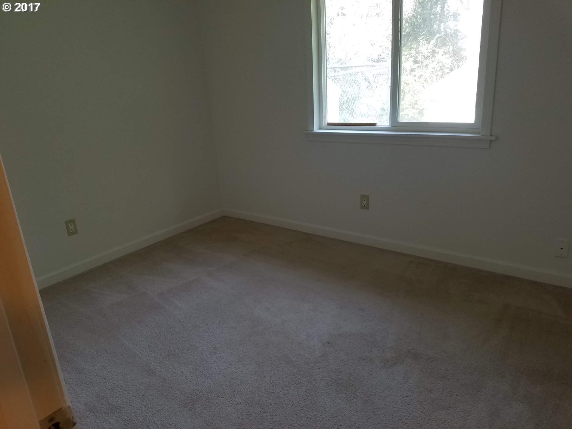 819 Southwest 9th Street Pendleton, OR 97801 - Photo 12 of 20 an empty room with a window