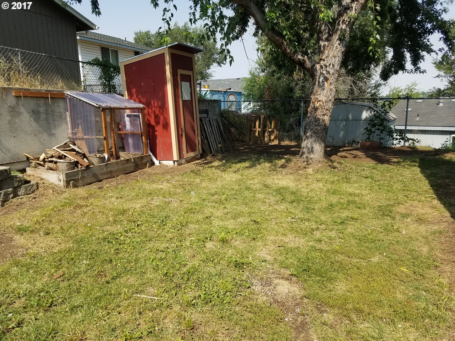 819 Southwest 9th Street Pendleton, OR 97801 - Photo 16 of 20 a view of a backyard