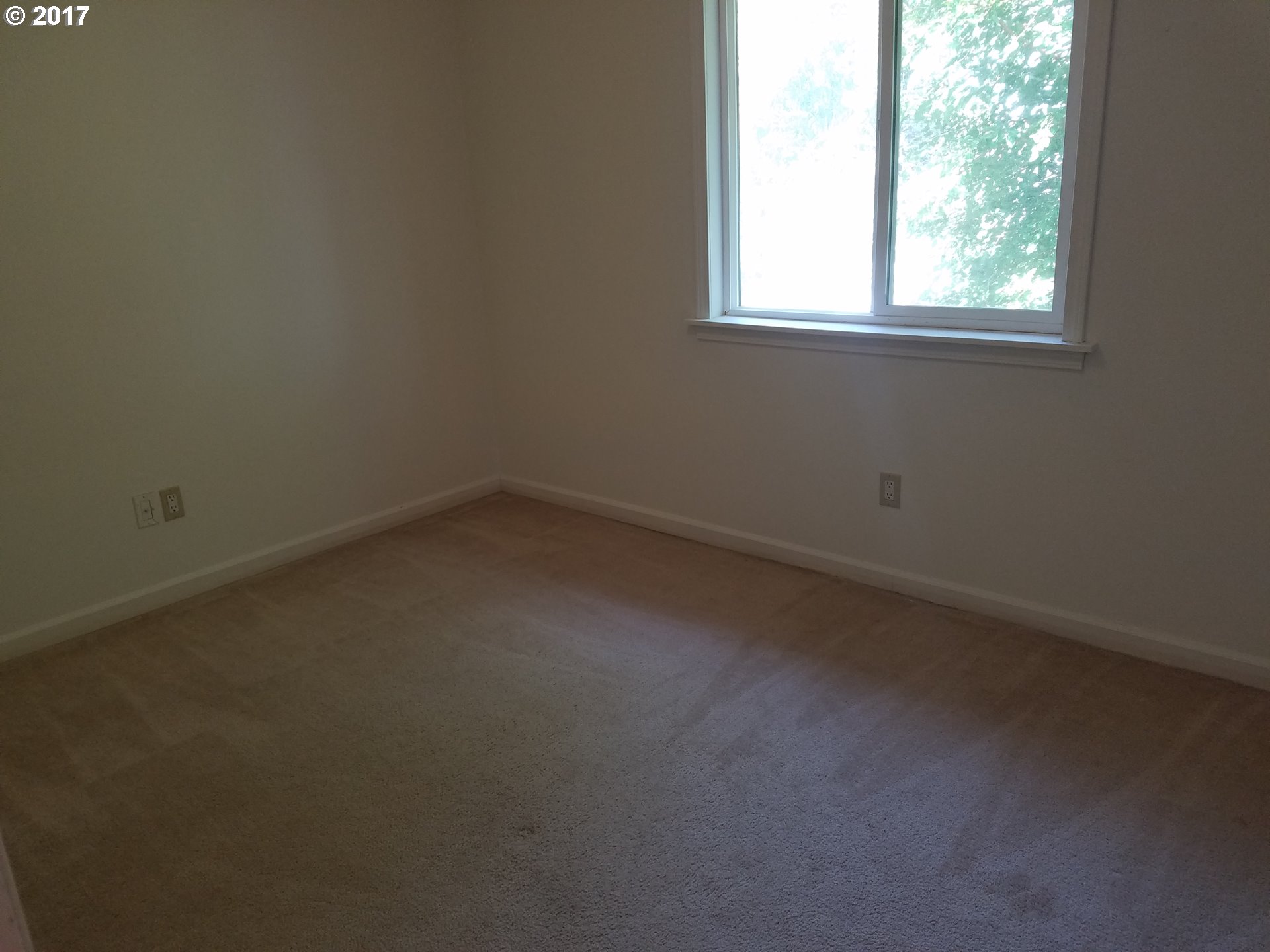 819 Southwest 9th Street Pendleton, OR 97801 - Photo 8 of 20 an empty room with a window