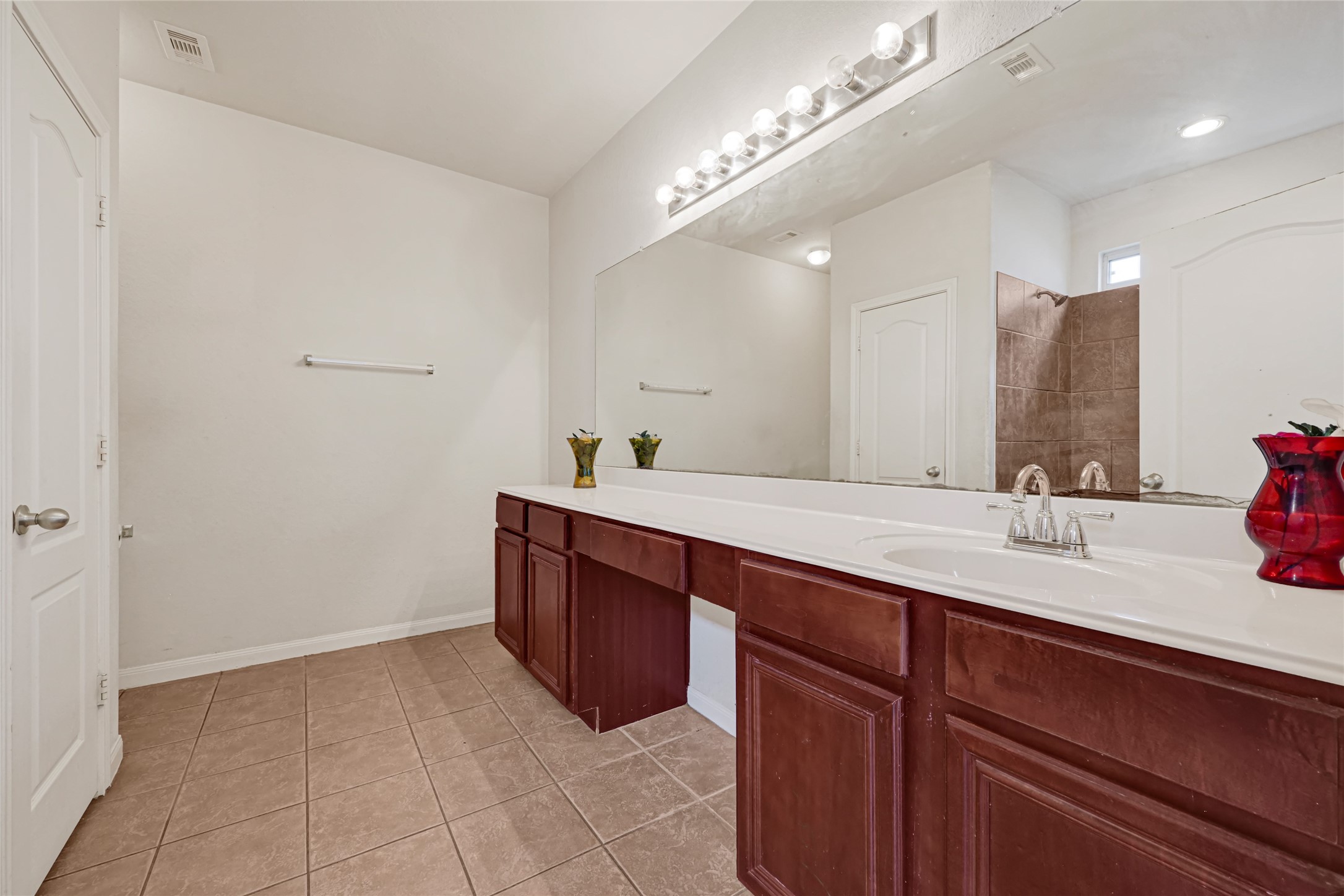 9429 Lambright Road Houston, TX 77075 - Photo 17 of 29 Primary bathroom downstairs offers plenty of counter space and a walk-in closet.