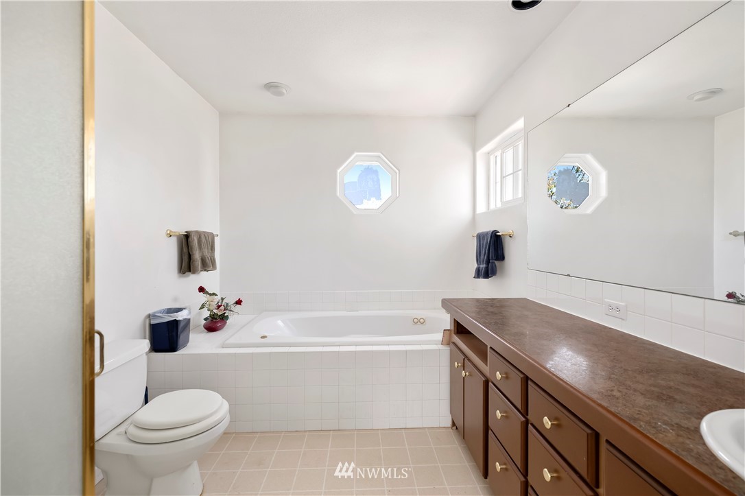 165 Conradi Road Winlock, WA 98596 - Photo 11 of 40 a bathroom with a sink a toilet and a bathtub