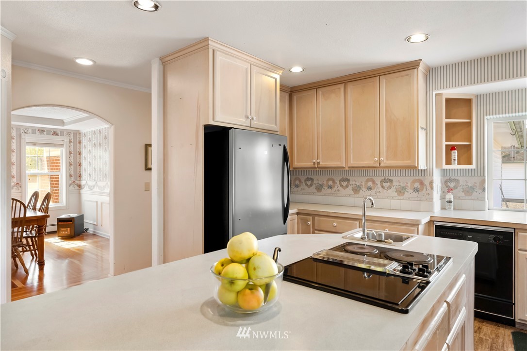 165 Conradi Road Winlock, WA 98596 - Photo 14 of 40 a kitchen with a appliances and a cabinets