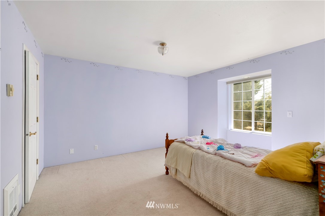 165 Conradi Road Winlock, WA 98596 - Photo 21 of 40 a bed room with a bed and a chair
