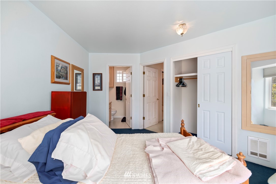 165 Conradi Road Winlock, WA 98596 - Photo 25 of 40 a bedroom with a bed and dresser