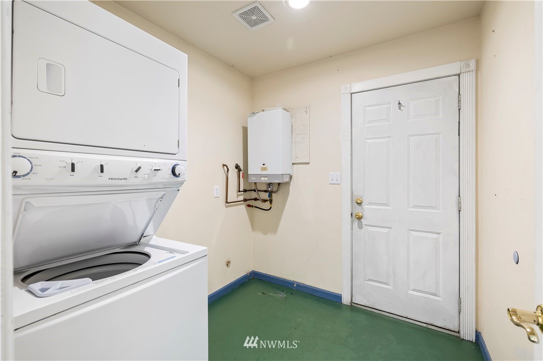165 Conradi Road Winlock, WA 98596 - Photo 28 of 40 a room with a washer and dryer