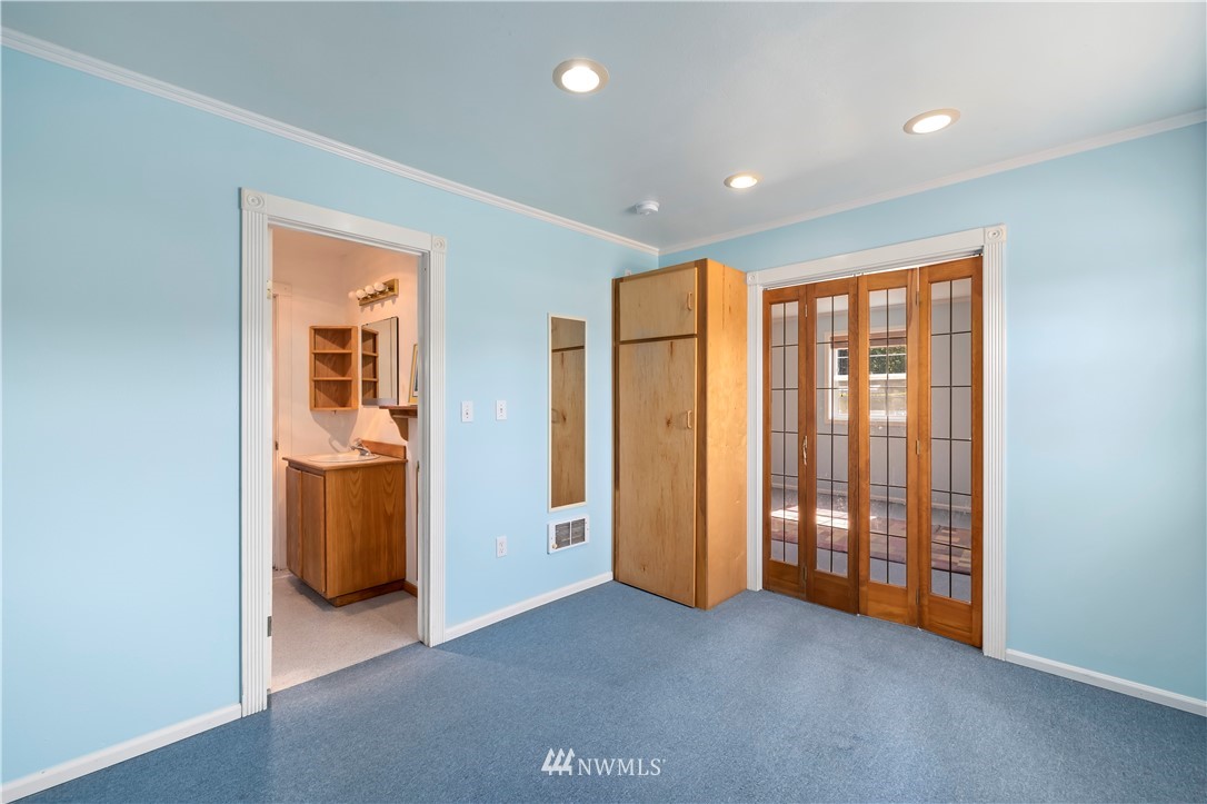 165 Conradi Road Winlock, WA 98596 - Photo 33 of 40 an empty room with closet and mirrors