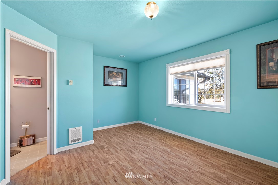 165 Conradi Road Winlock, WA 98596 - Photo 8 of 40 a bedroom with a bed and a window