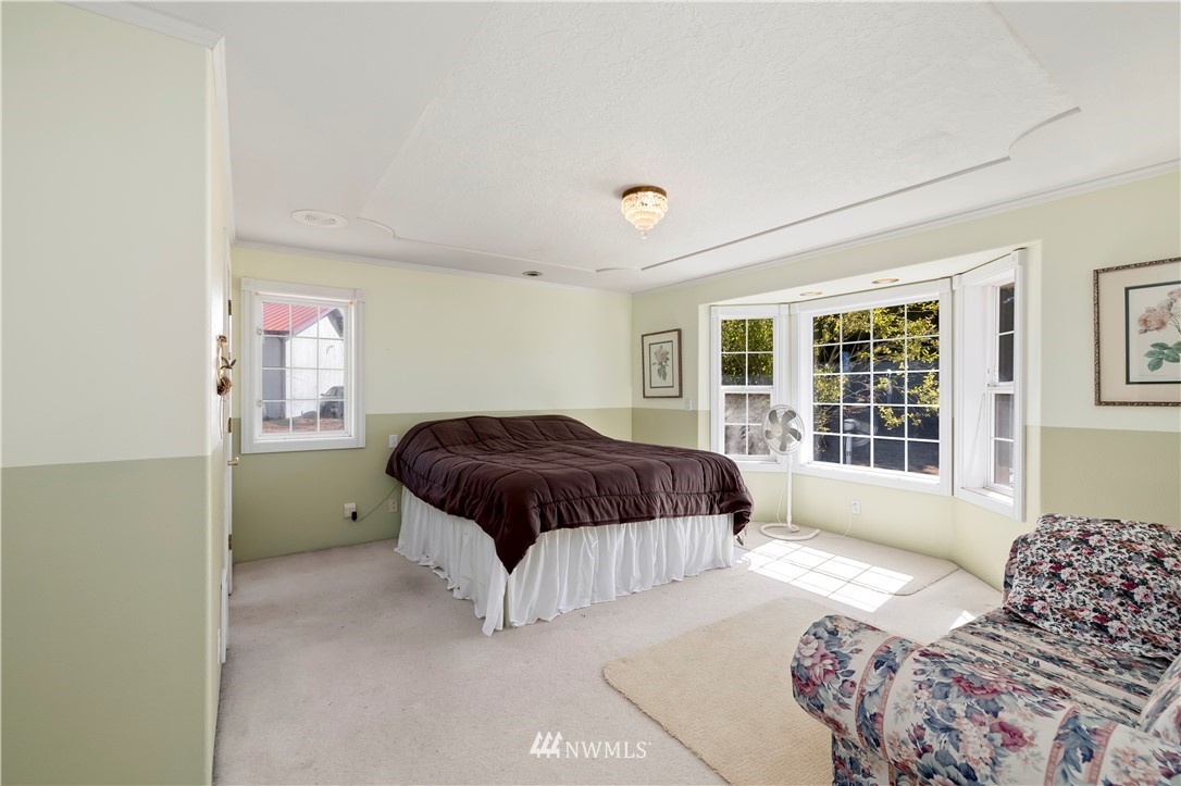 165 Conradi Road Winlock, WA 98596 - Photo 9 of 40 a spacious bedroom with a bed and a window