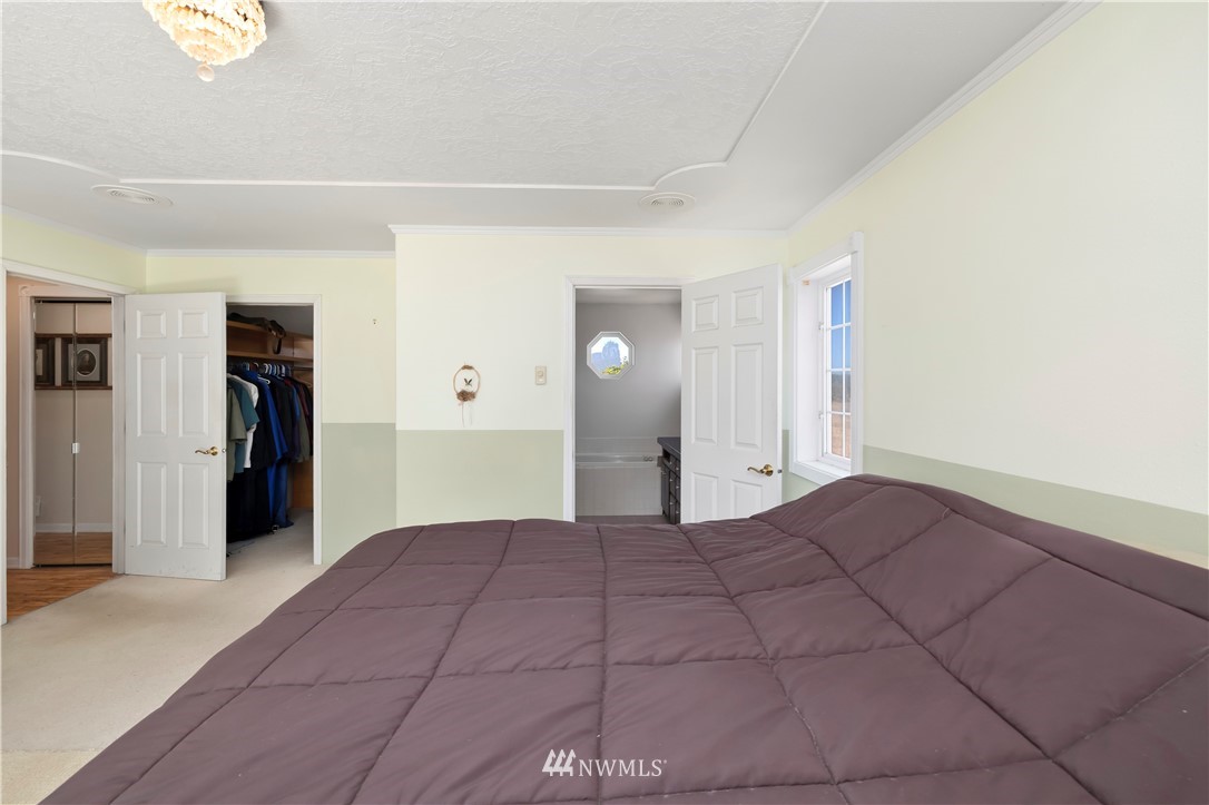 165 Conradi Road Winlock, WA 98596 - Photo 10 of 40 a view of a big room with closet and windows