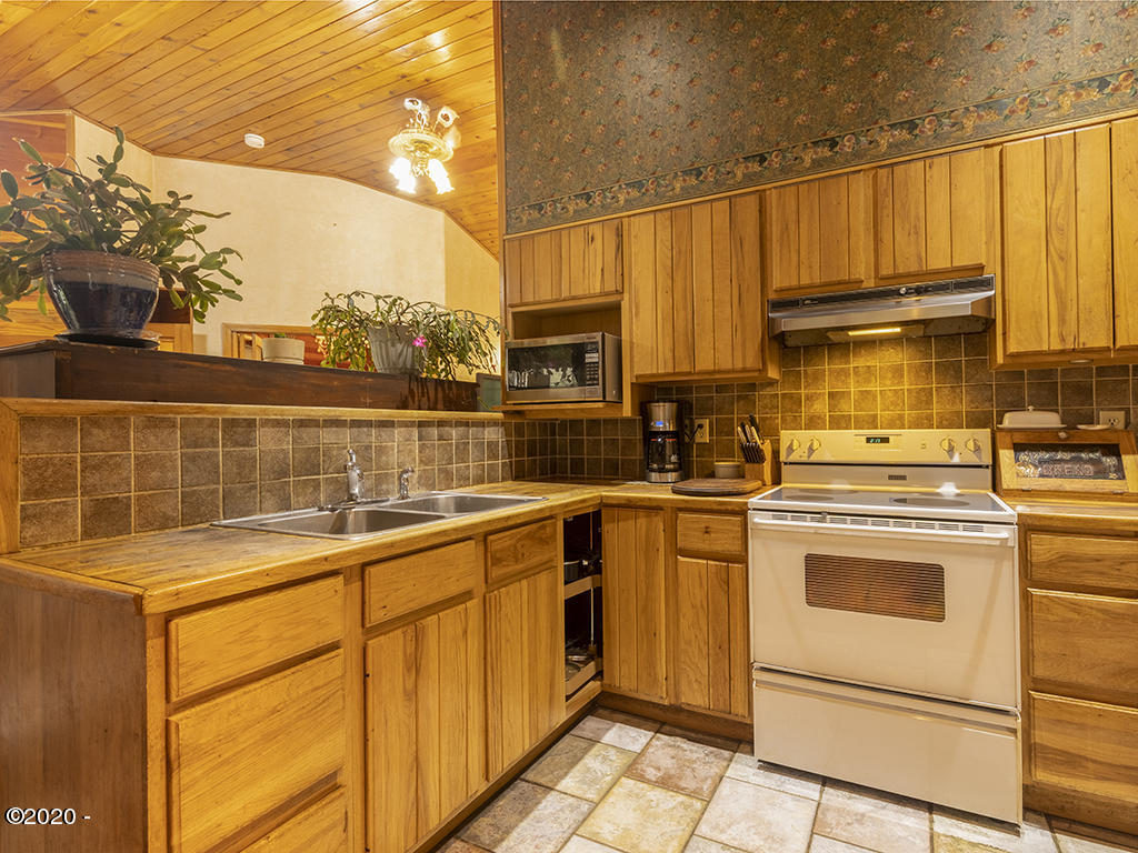 277 North S Low Road Seal Rock, OR 97376 - Photo 5 of 19 Kitchen