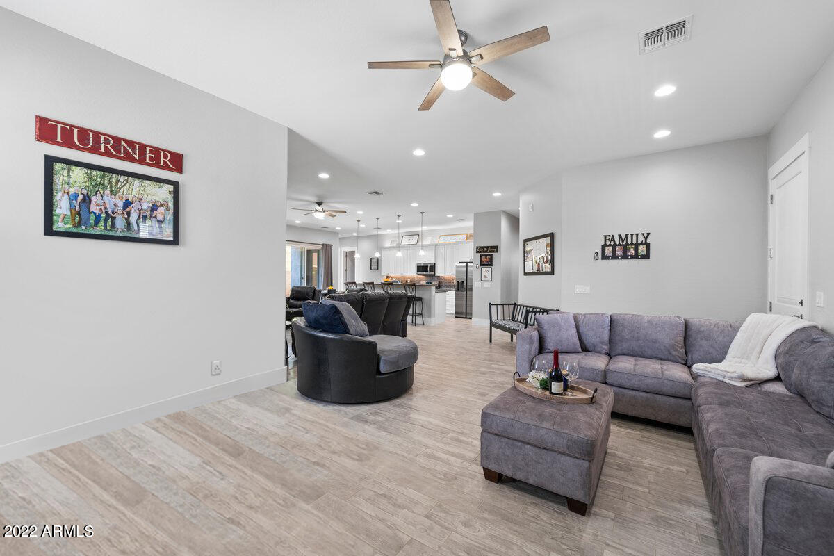 3624 West Pecos Road Chandler, AZ 85226 - Photo 2 of 14 V living 1