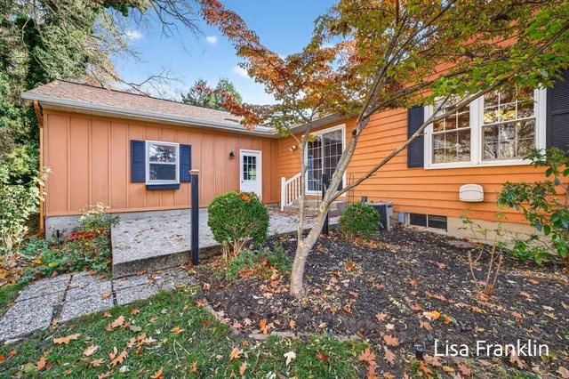 $419,900 | 16127 Harbor View Drive, Spring Lake, MI 49456