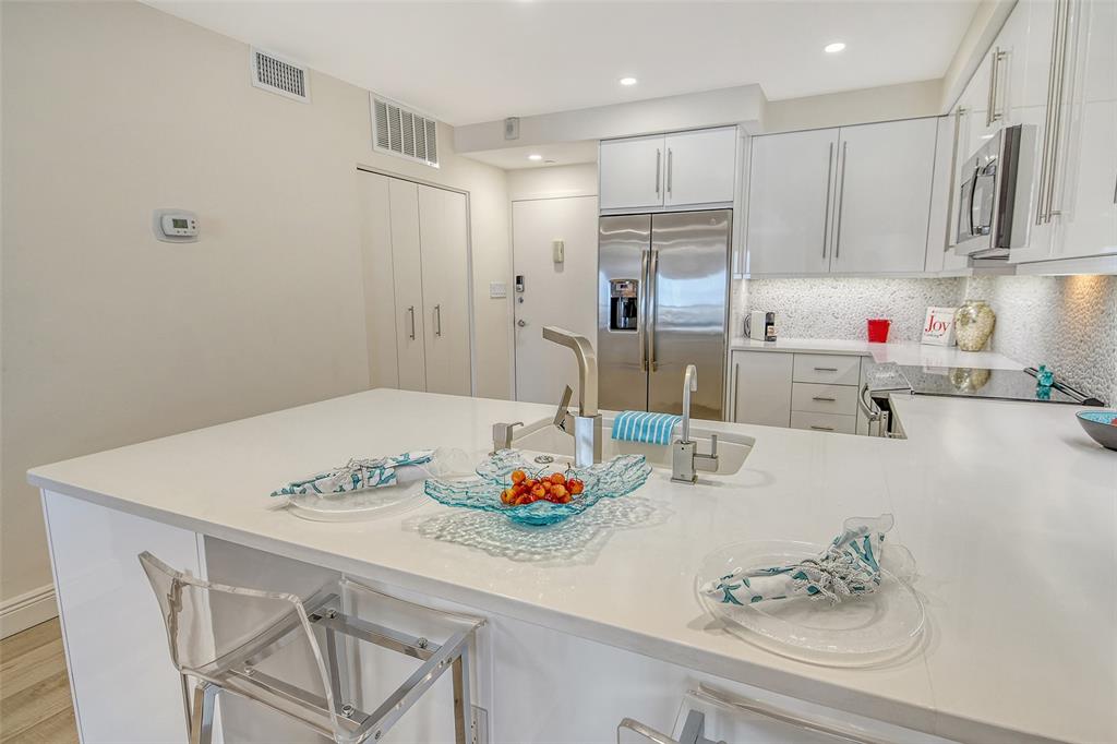 1000 Longboat Club Road, Unit 1105 Longboat Key, FL 34228 - Photo 5 of 100