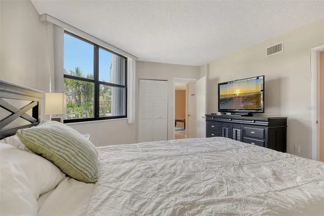 $1,075,000 | 1000 Longboat Club Road, Unit 1105, Longboat Key, FL 34228