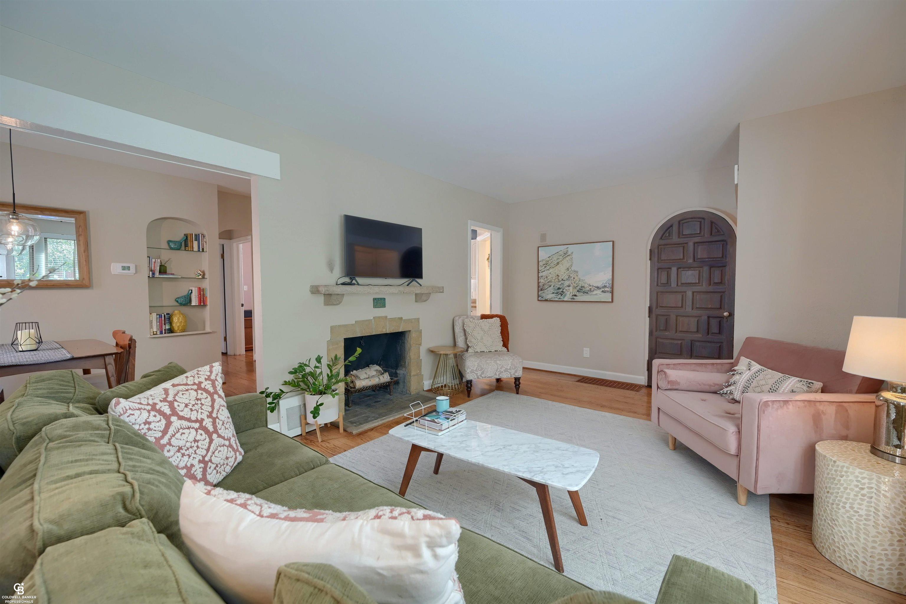 1496 Roslyn Road Grosse Pointe, MI 48236 - Photo 8 of 36 50121255-7.JPG