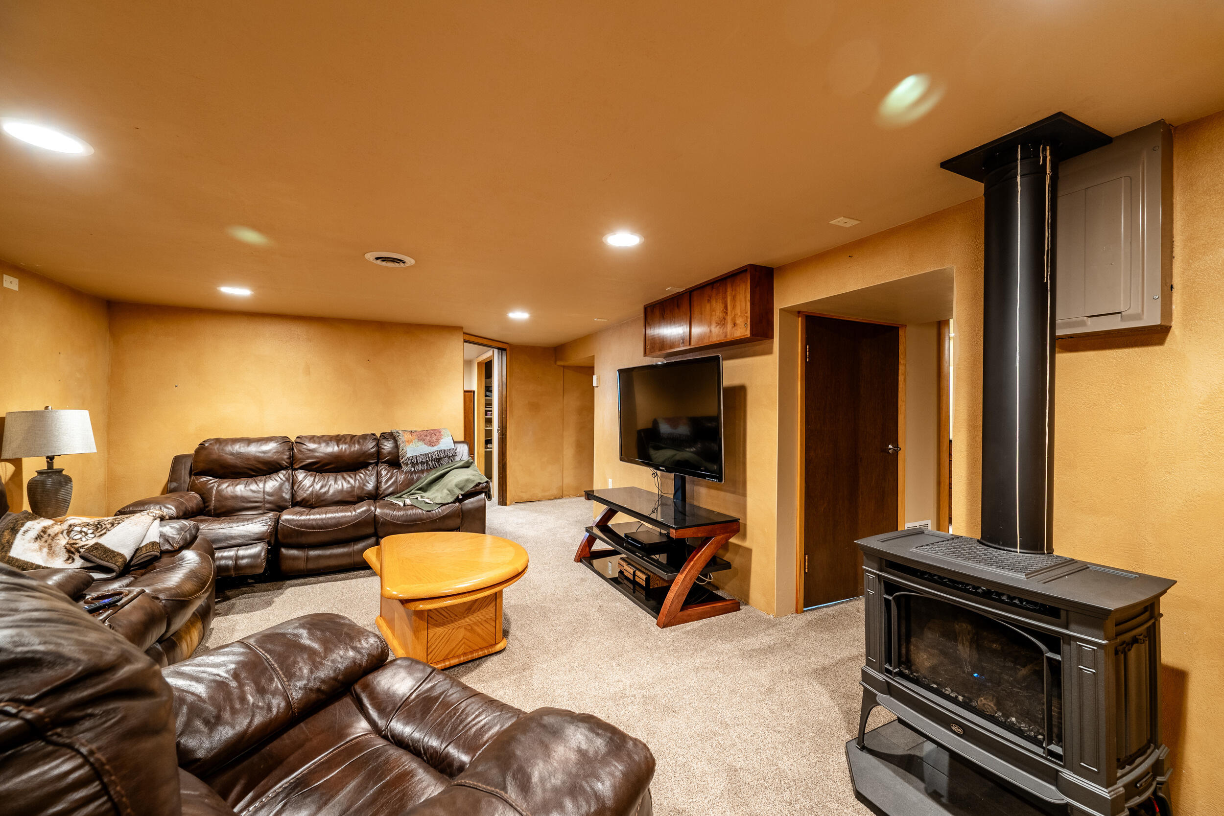 157 Upper Prairie Dog Road Banner, WY 82832 - Photo 23 of 61 21 Family room 2