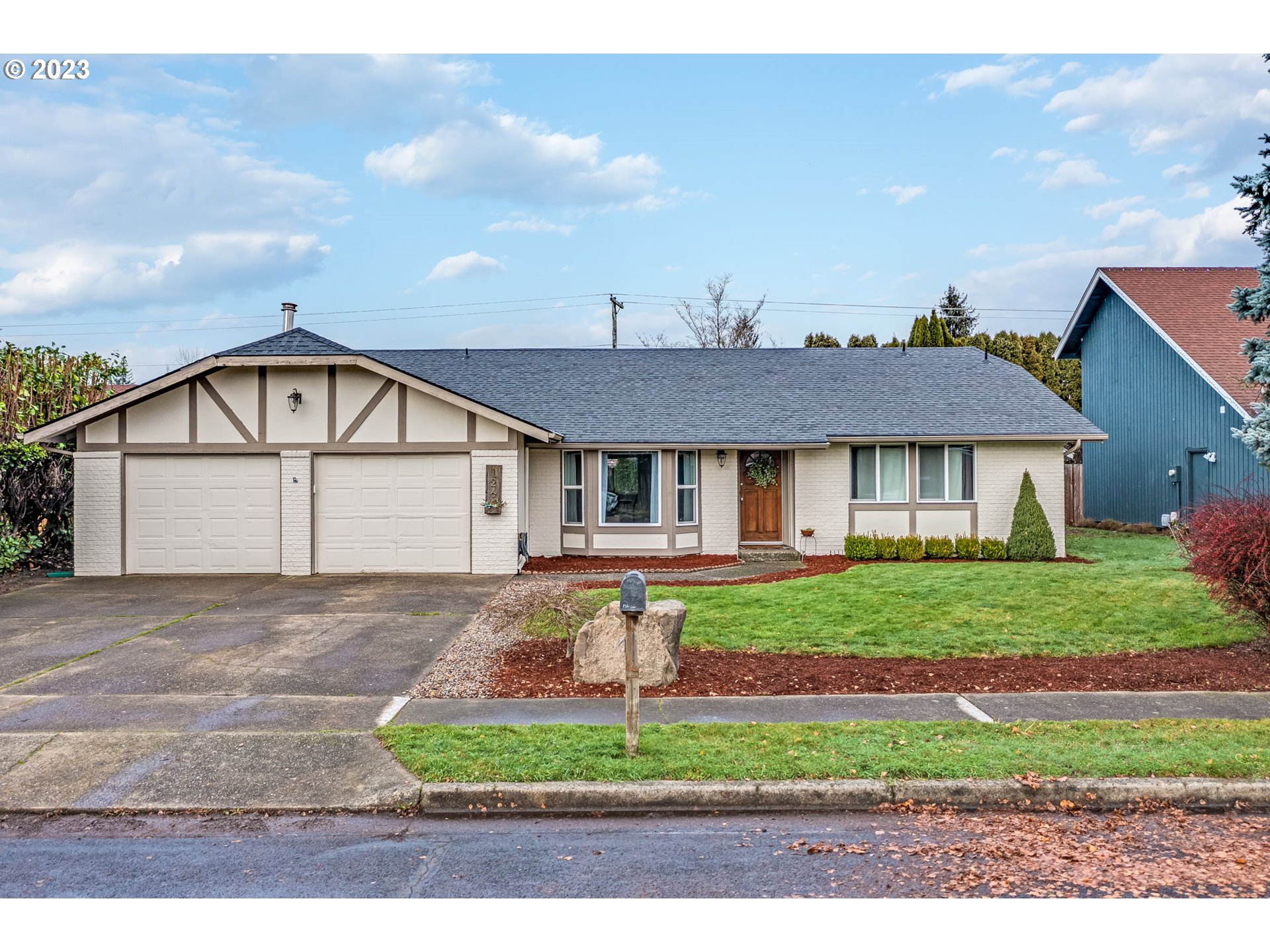 126 Villa Road Kelso, WA 98626 - Photo 1 of 41 a front view of a house with a yard and garage