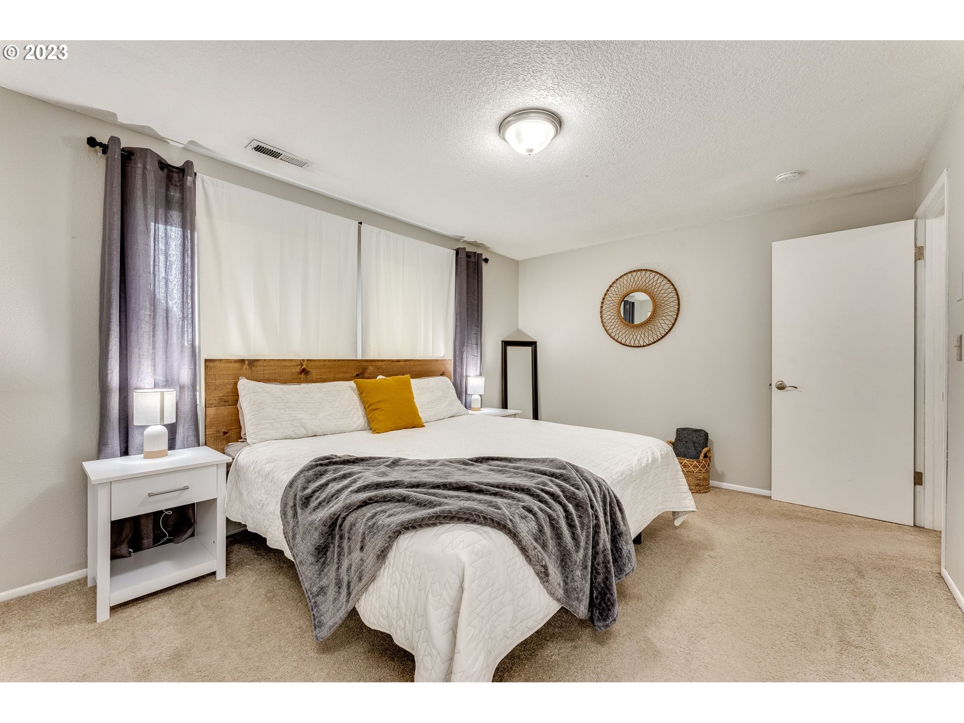 126 Villa Road Kelso, WA 98626 - Photo 25 of 41 a bedroom with a bed and a lamp