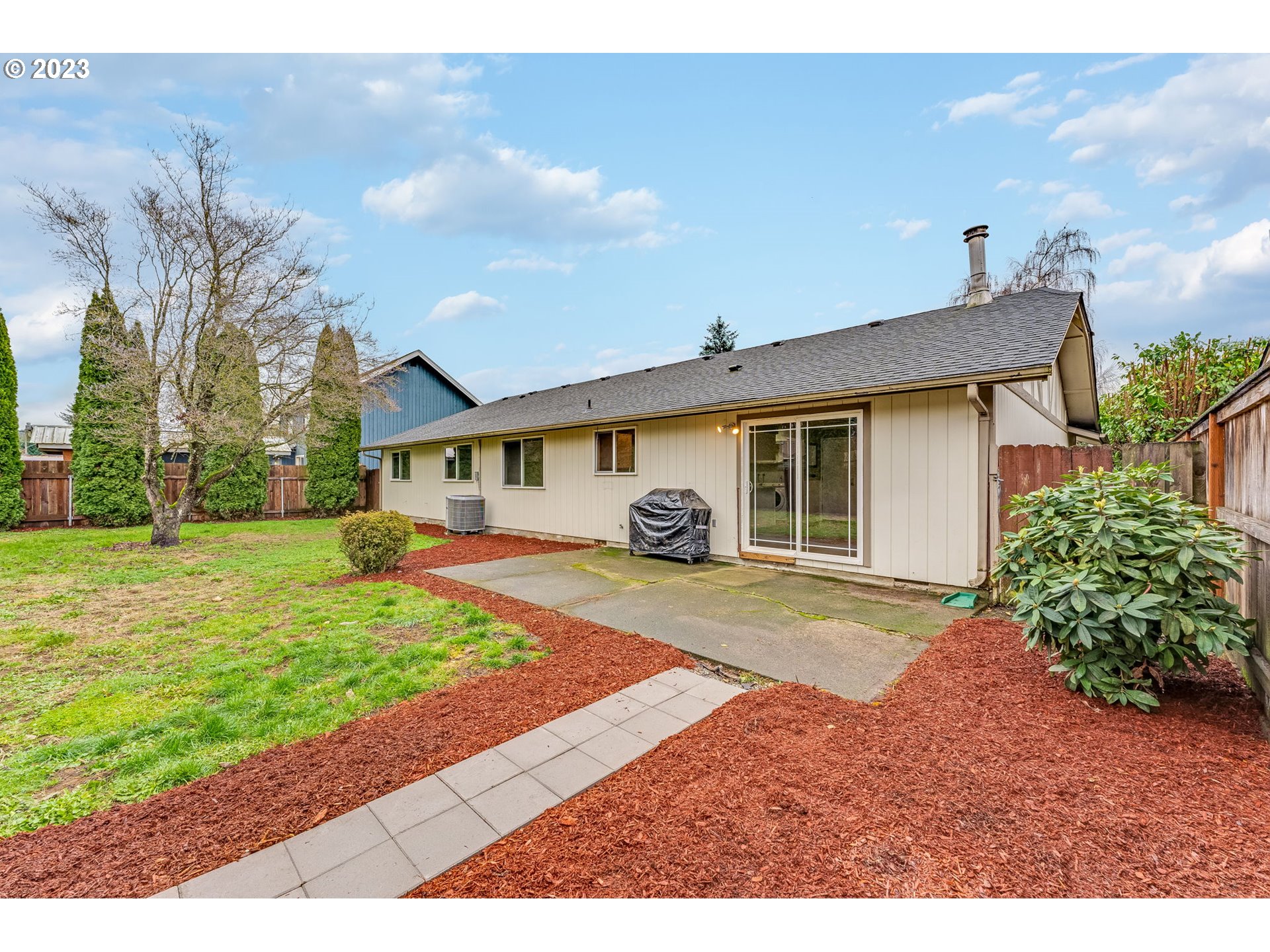 126 Villa Road Kelso, WA 98626 - Photo 34 of 41 a front view of a house with garden