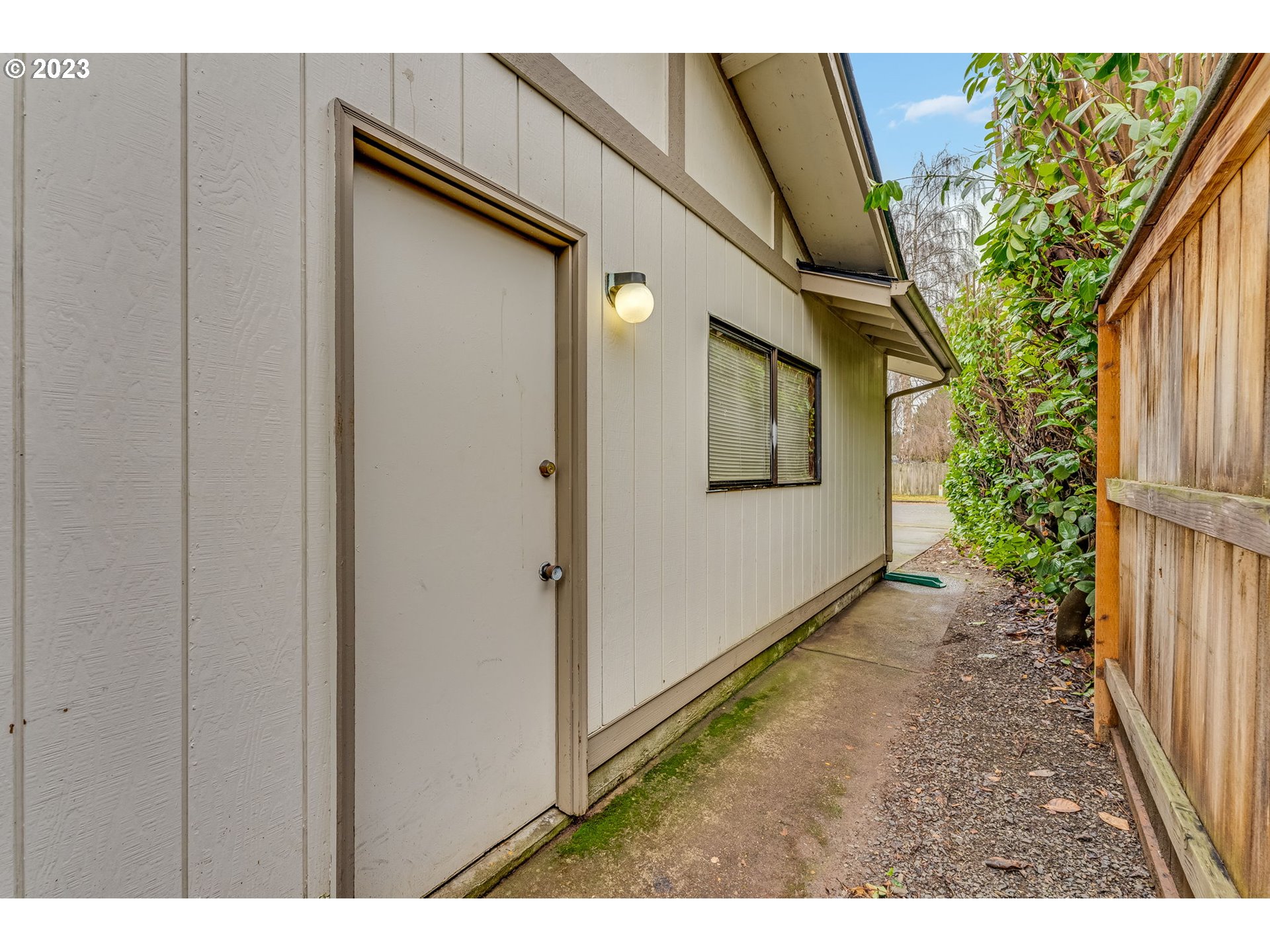 126 Villa Road Kelso, WA 98626 - Photo 39 of 41 a view of a back yard from a corridor