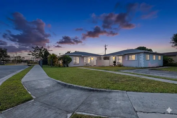 a view of a house with a yard
